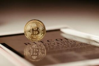 关于安币app官网入口下载的实拍场景，简洁明亮的工作台